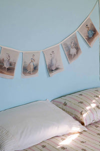 Ballerina garland Idony sheets in bedroom.