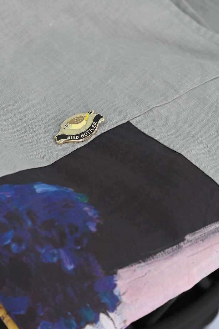 Bird Noticer Pin on fabric, DSC4339