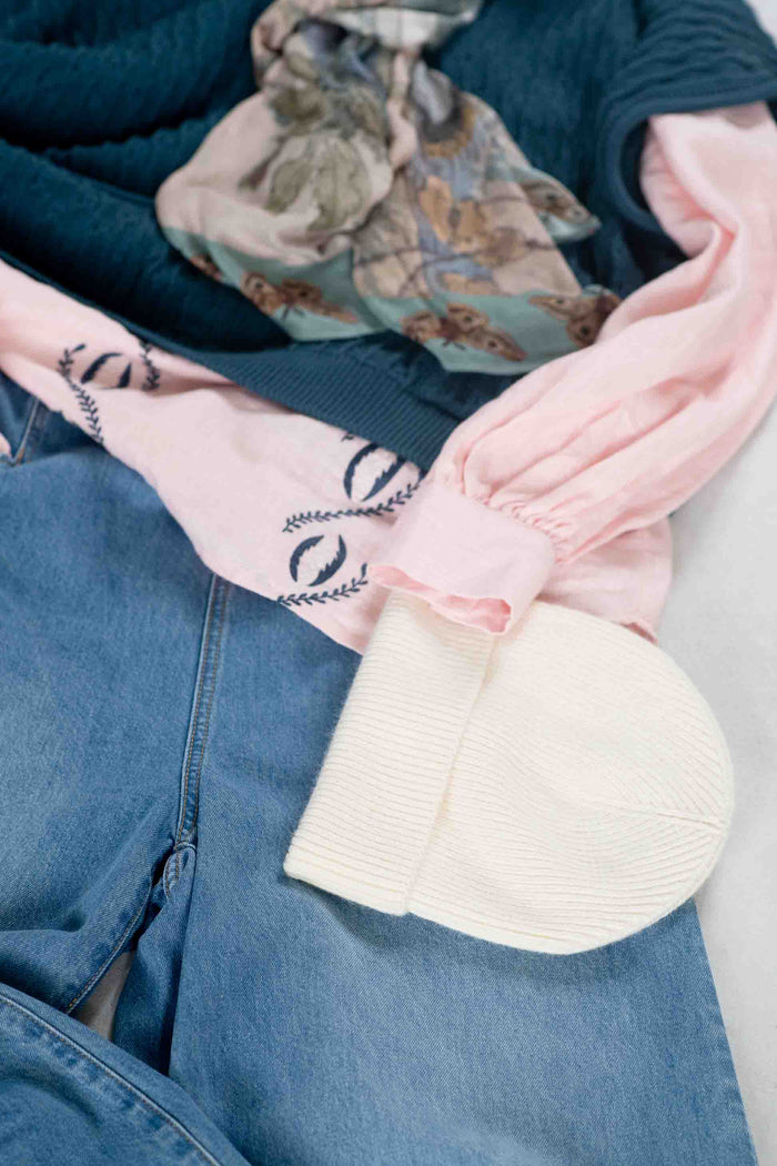 Cream beanie with clothing, DSC4738