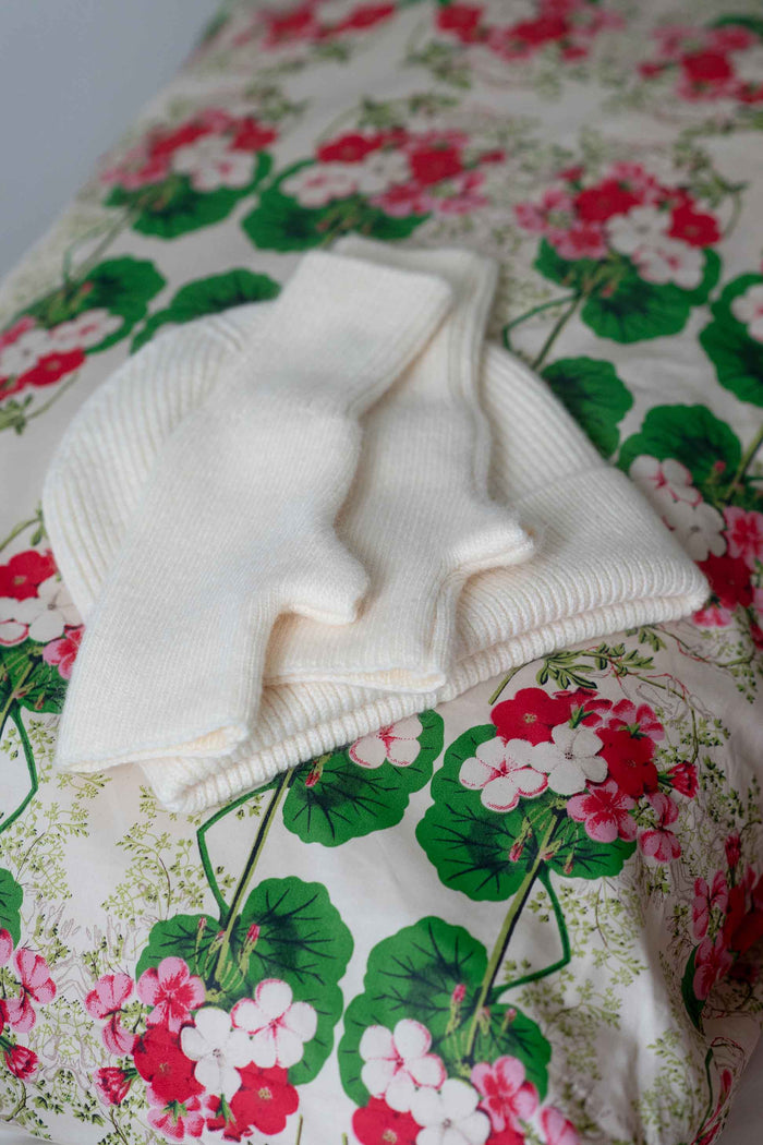 Cream gloves and beanie on pelargonium sheet set