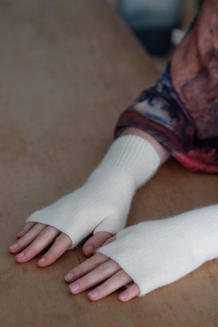 Cream fingerless gloves, DSC4969
