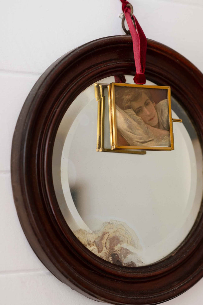 Oval mirror with framed photo, DSC1055