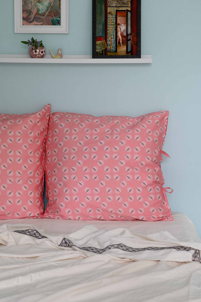 Pink patterned pillows on bed, DSC2963