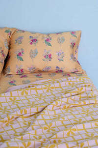 Daisy Throw Summerland Sheet Set with floral pattern