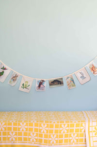 Fauna & flora garland throw with daisy pattern.