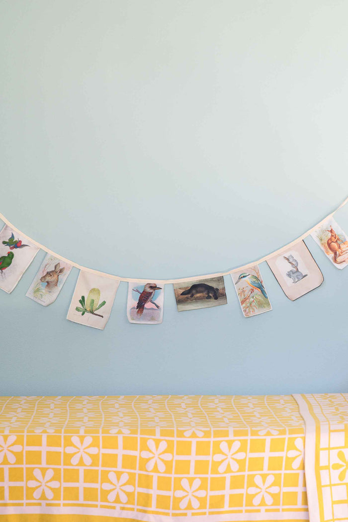 Fauna & flora garland throw with daisy pattern.