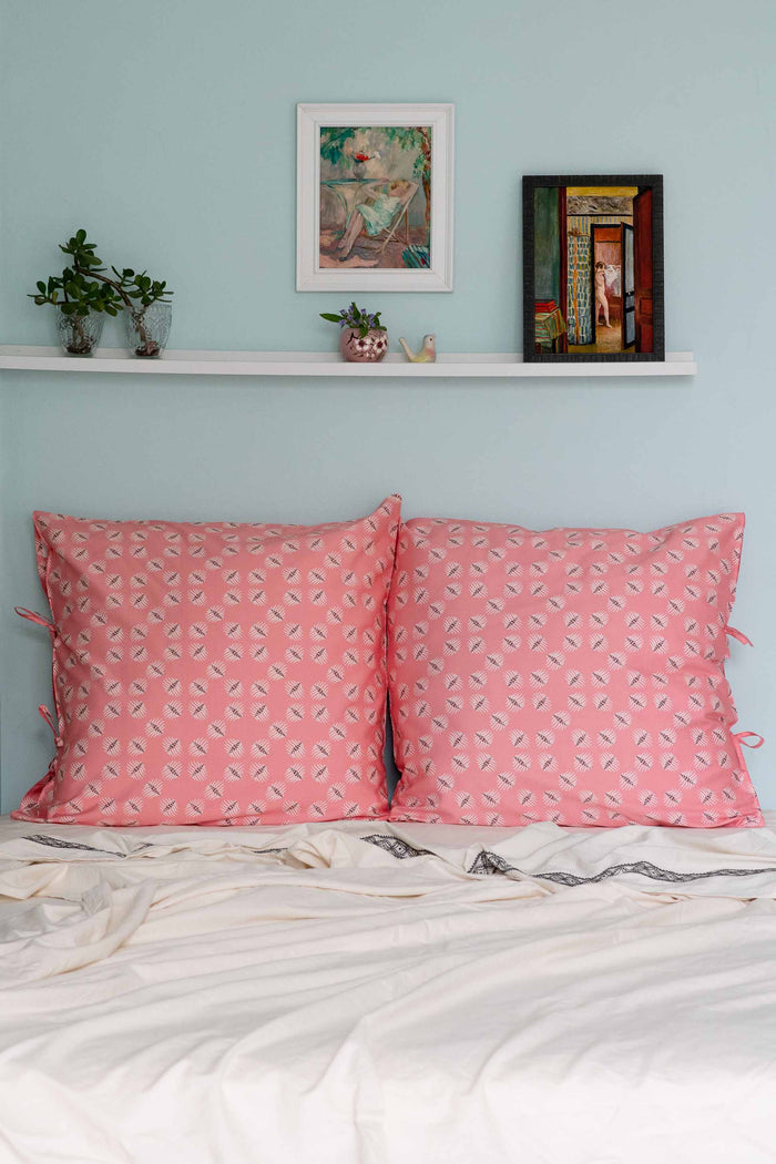 Pink pillows on bed, FlutterEuro_DSC2959