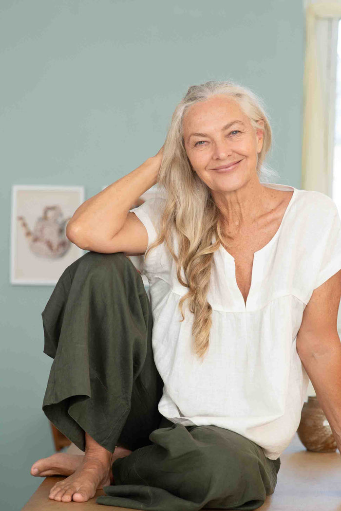 Julia White Rose in Ollie Thyme smiling, DSC2230