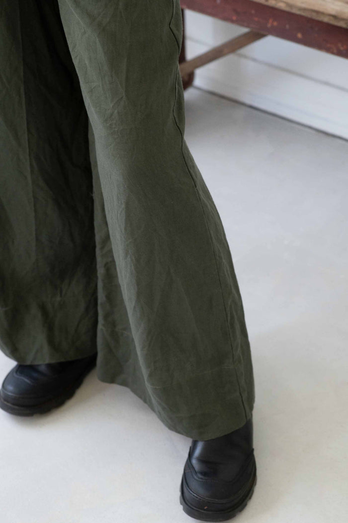 OllieThyme's green linen pants and black shoes.