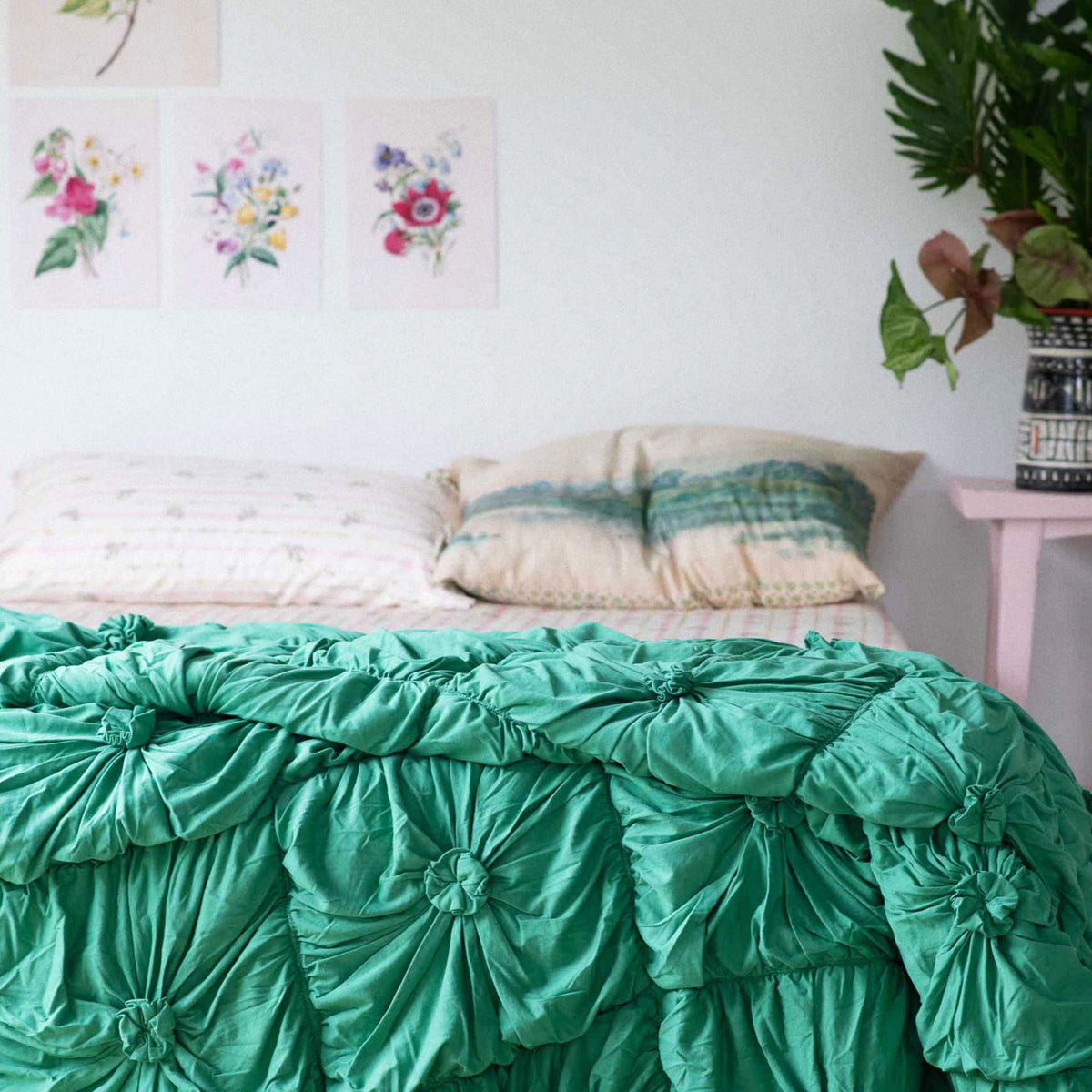 Emerald rosette bedspread