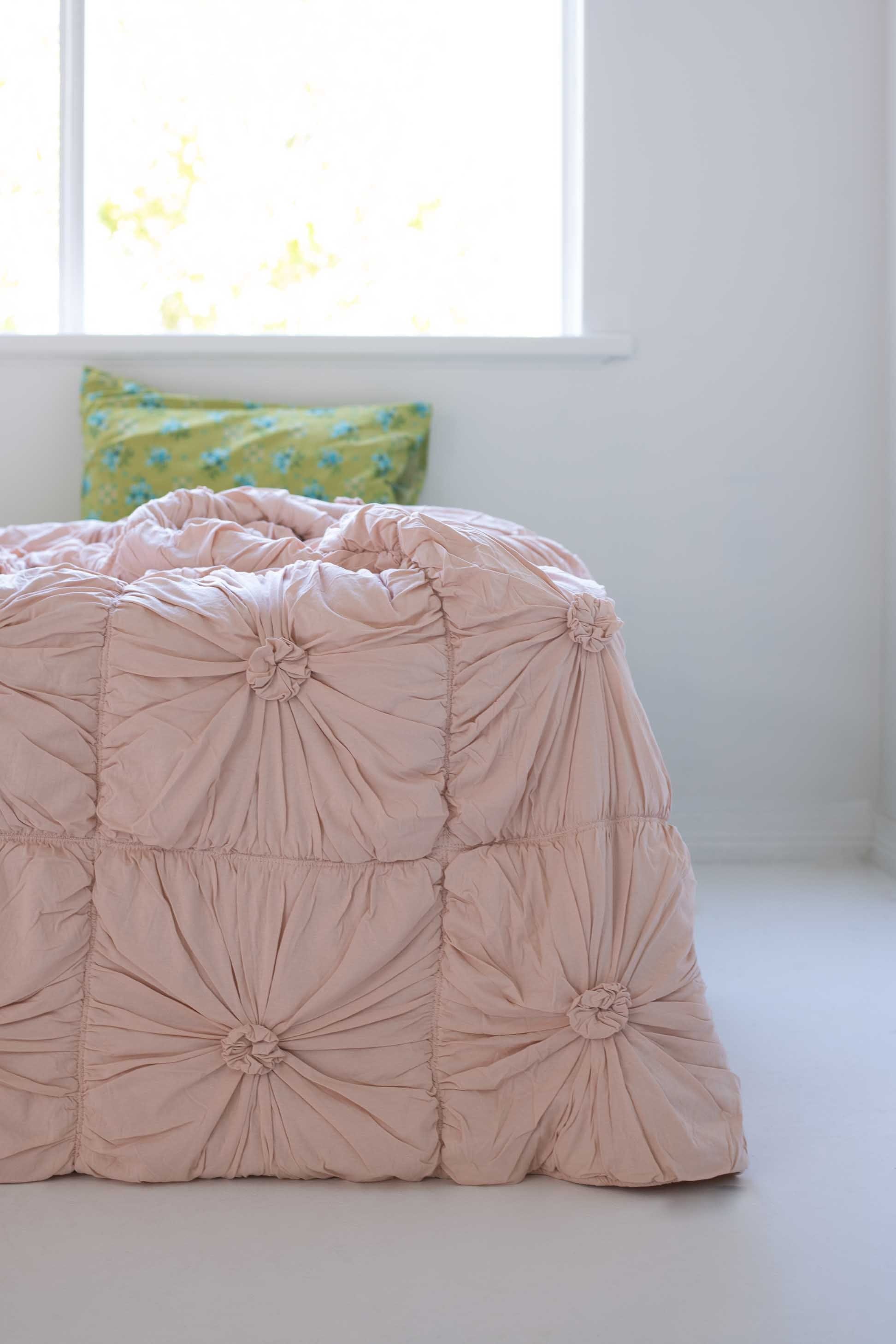 Pink tufted comforter DSC2441