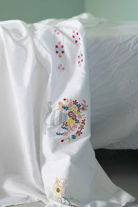 Embroidered floral bed sheet detail (DSC4603)