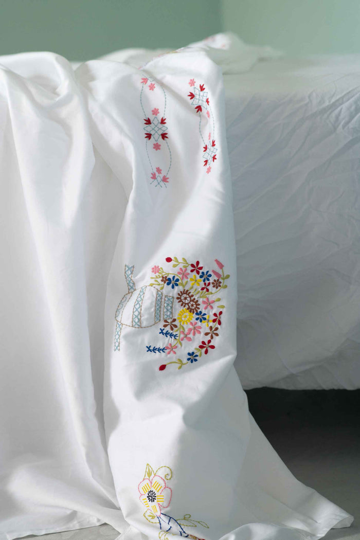 Embroidered floral bed sheet detail (DSC4603)