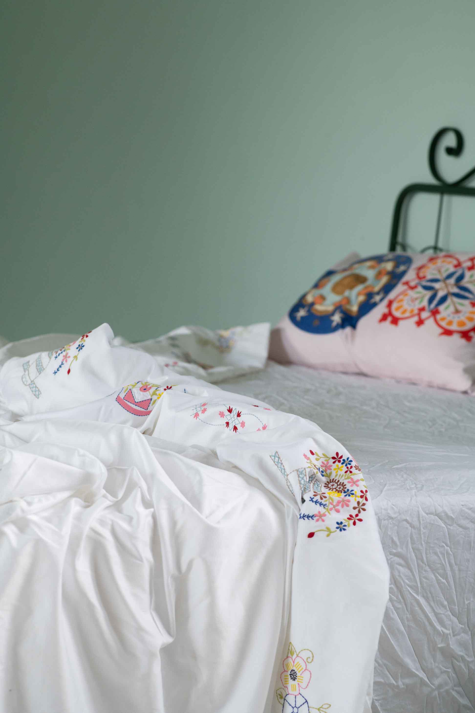 Bed with embroidered bedding, DSC4636