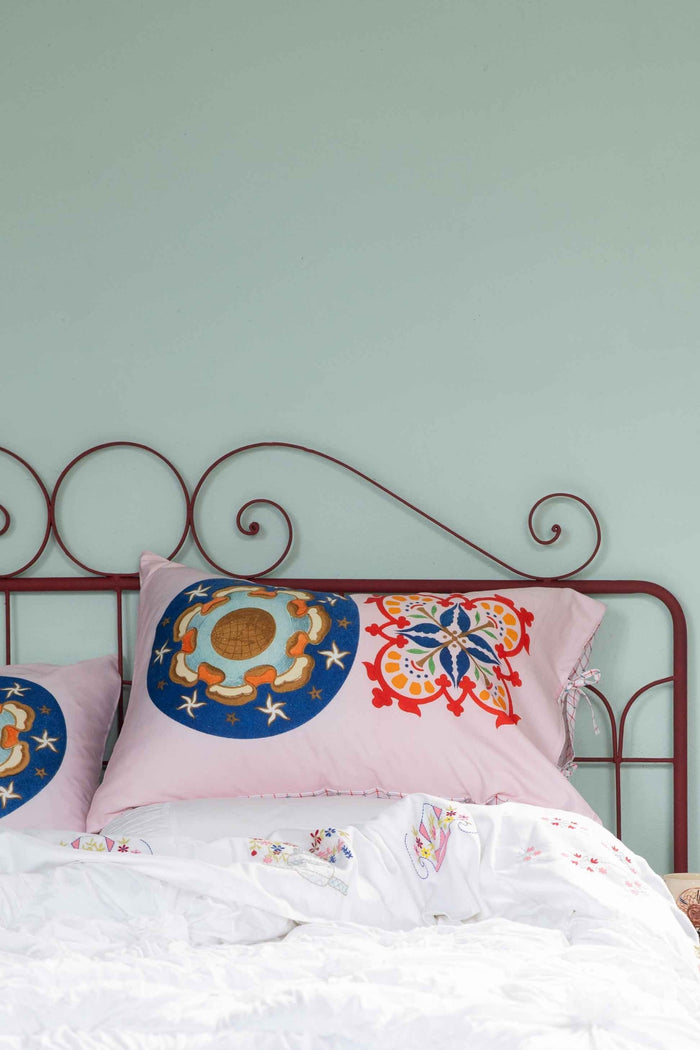 Bed with decorative pillows, DSC4891