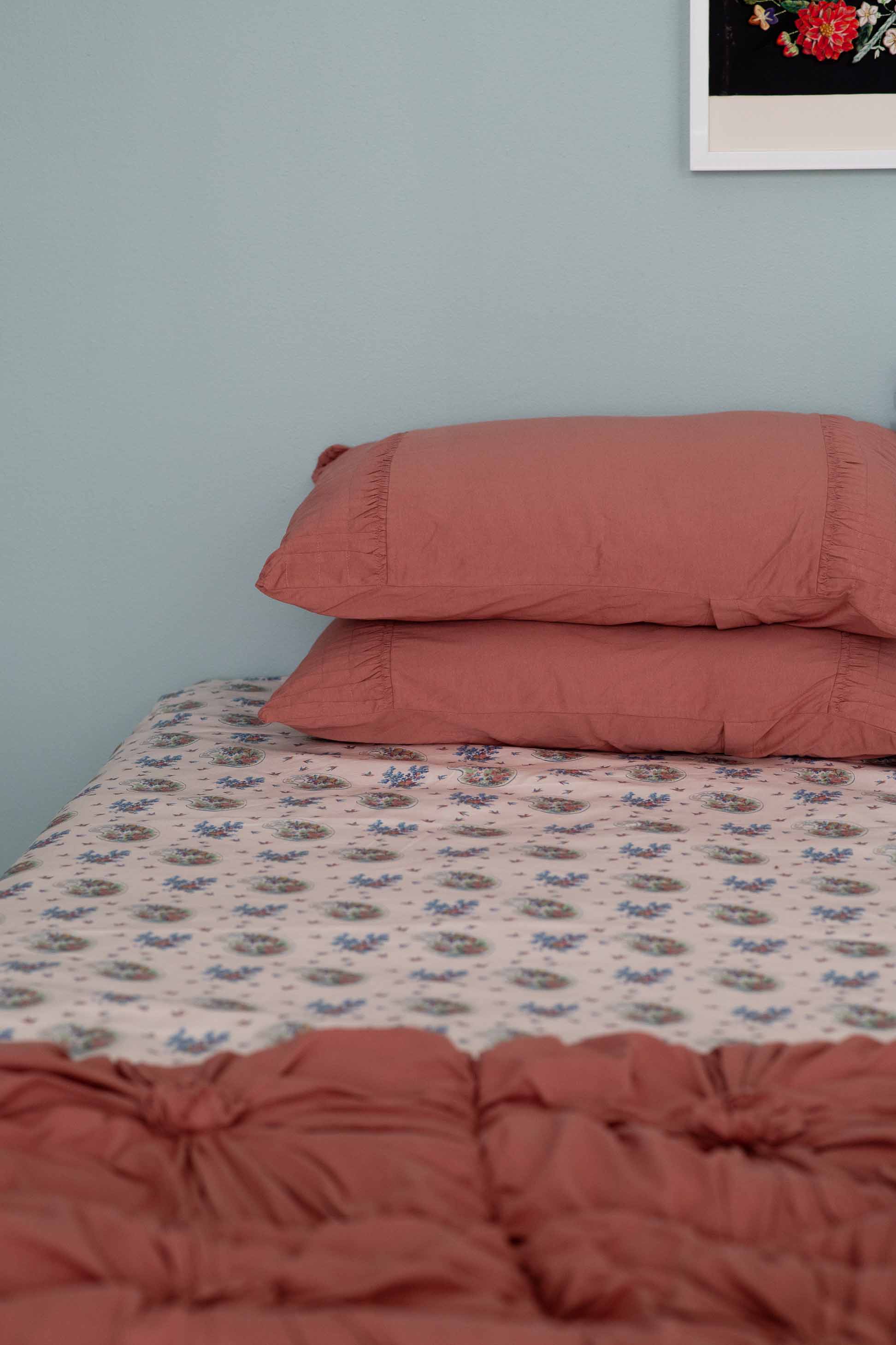 Bed with coral bedding, DSC9606