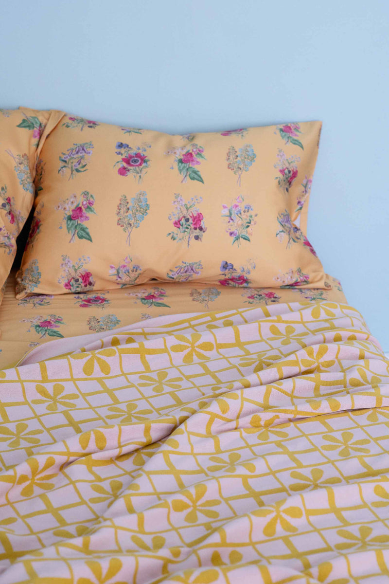 Daisy Throw Summerland Sheet Set with floral pattern