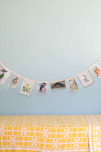 Fauna & flora garland throw with daisy pattern.