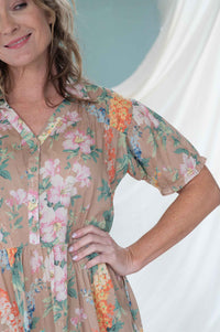 Woman in GeorgiaFlora floral dress