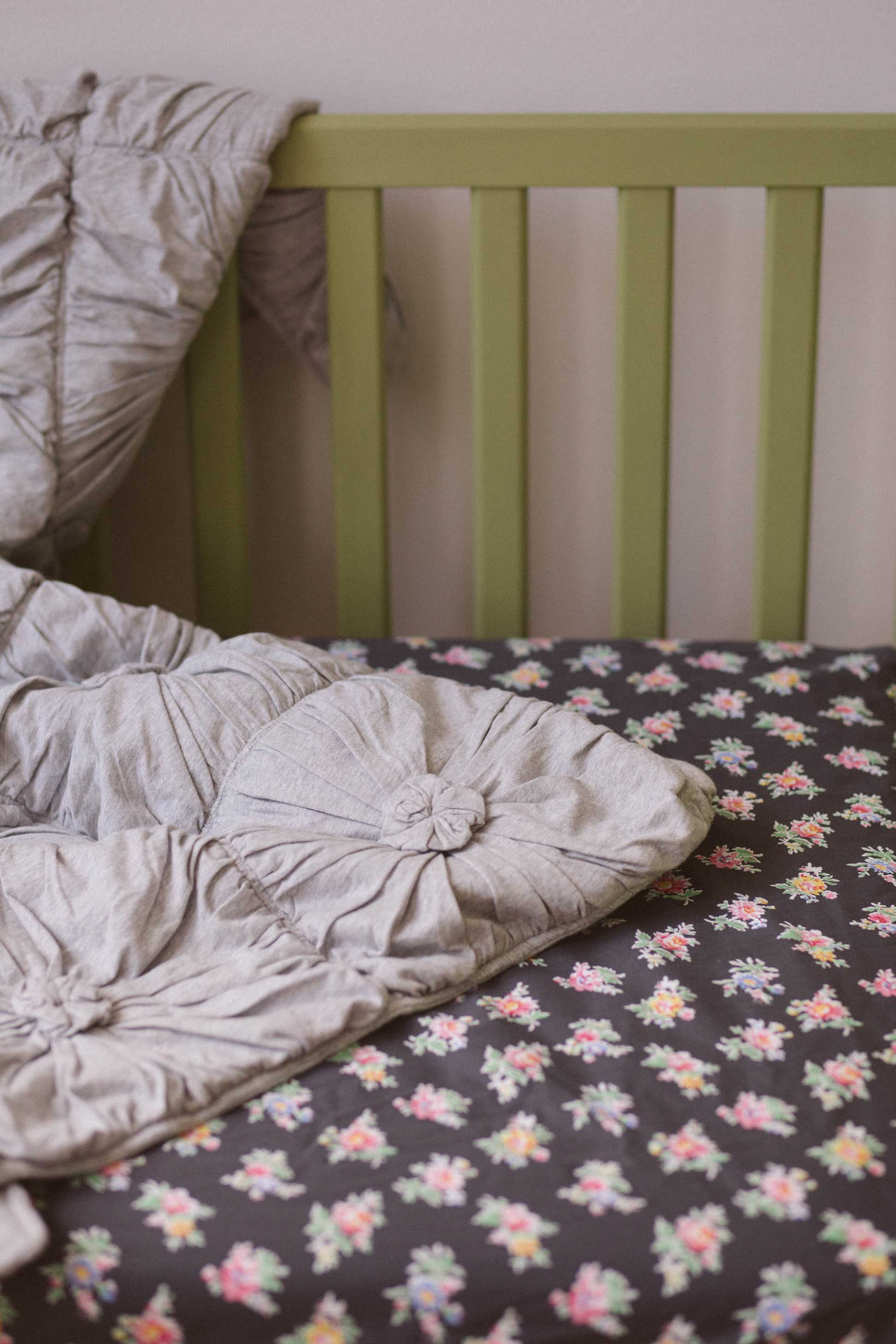 Cot quilt Rosette Grey Marle *organic cotton