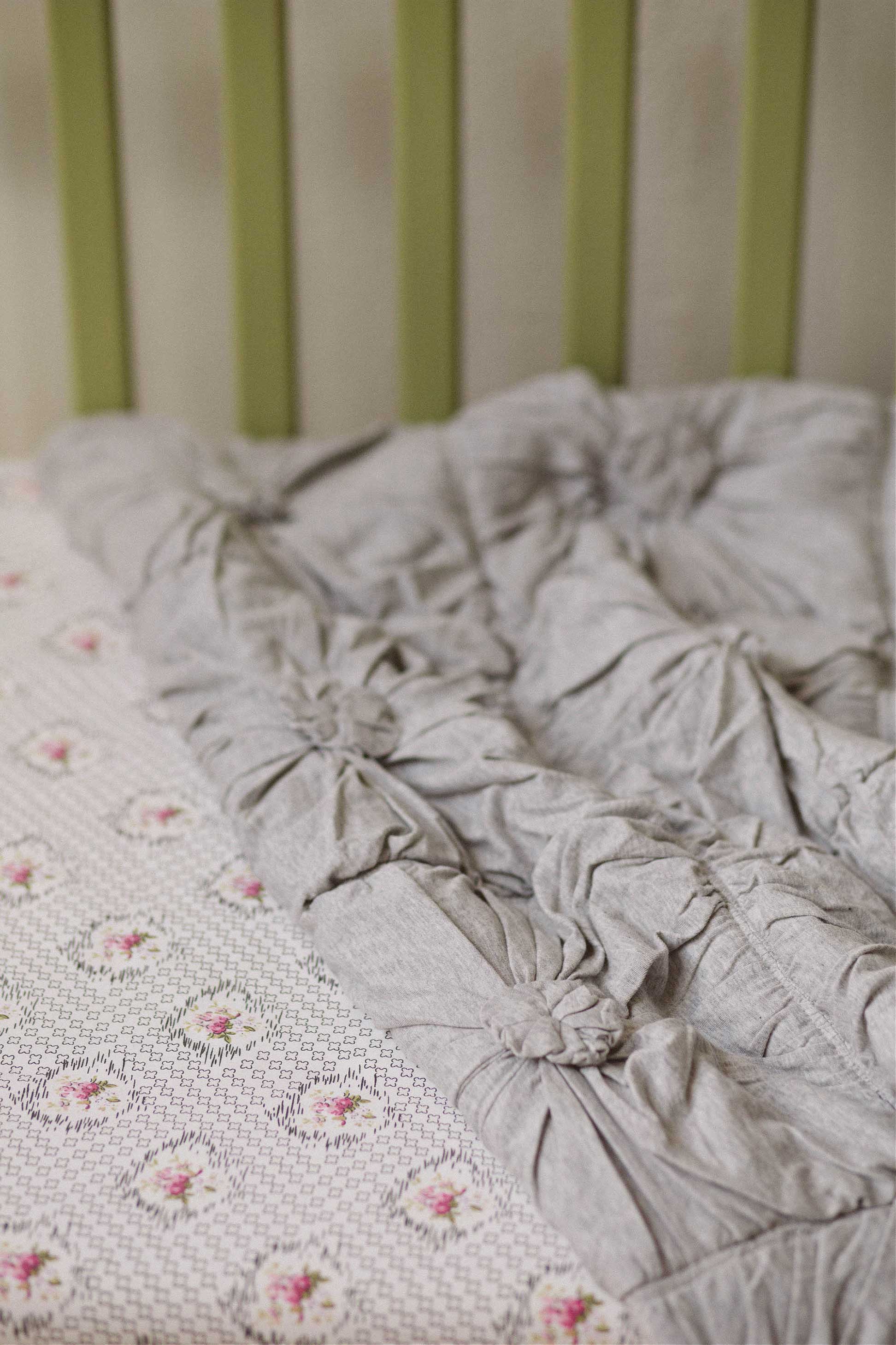 Cot quilt Rosette Grey Marle *organic cotton