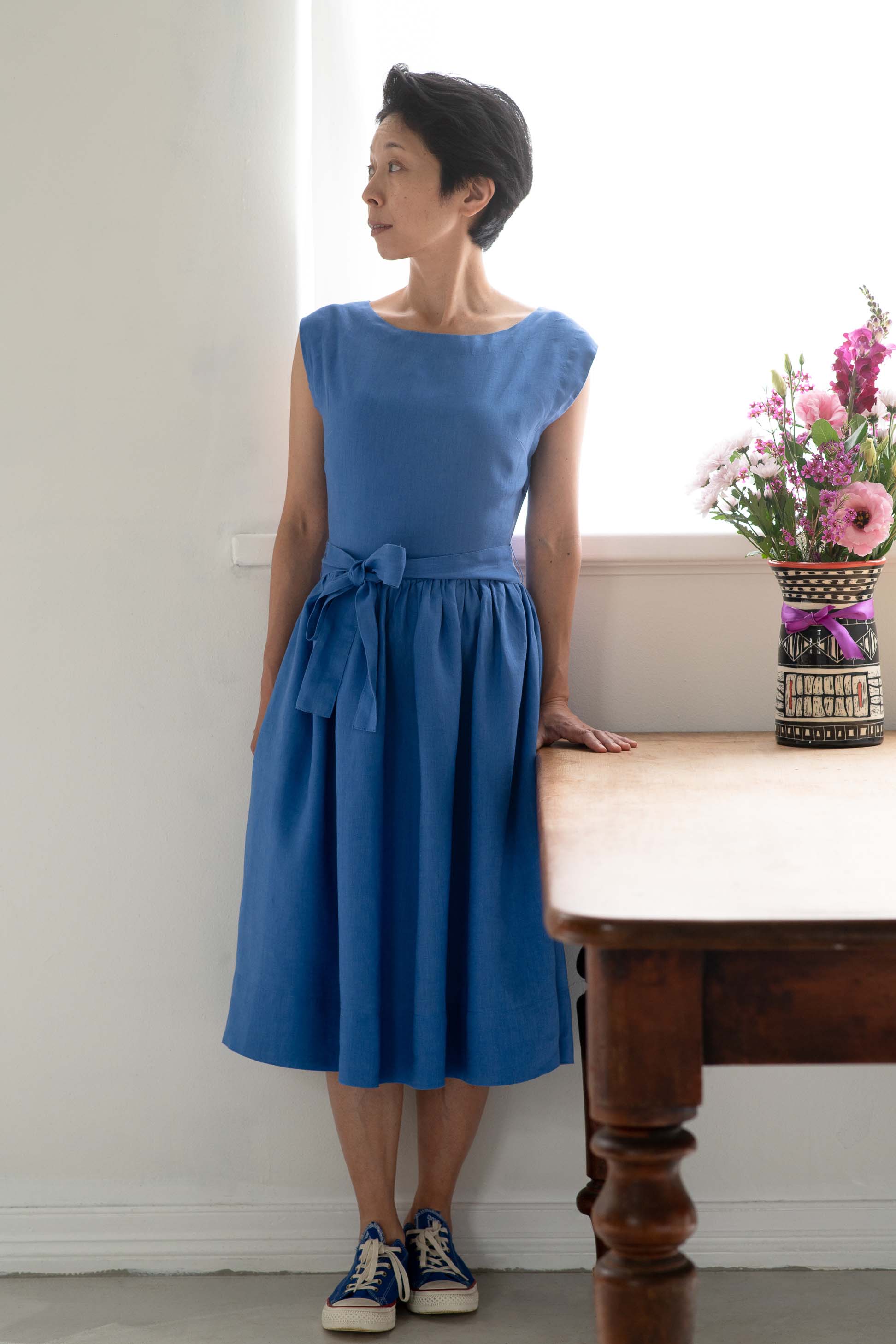 Woman in Janedress Lapis blue dress