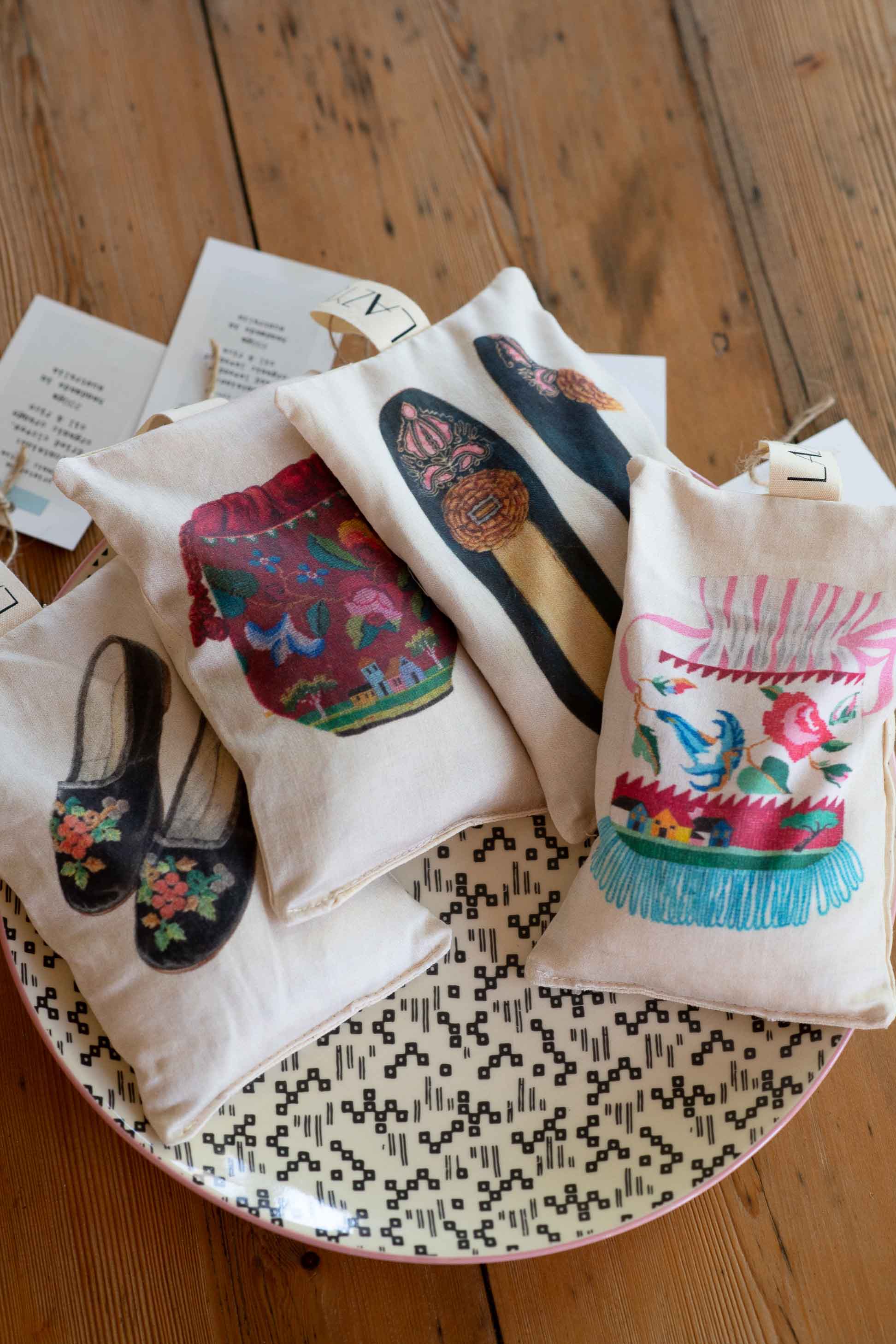 Scented Sachet Embroidered Slippers - Orange/Clove