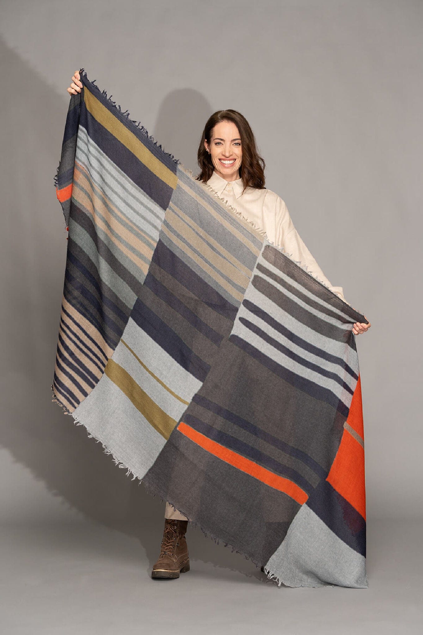 Elva Scarf Graphic Black/Red/Grey