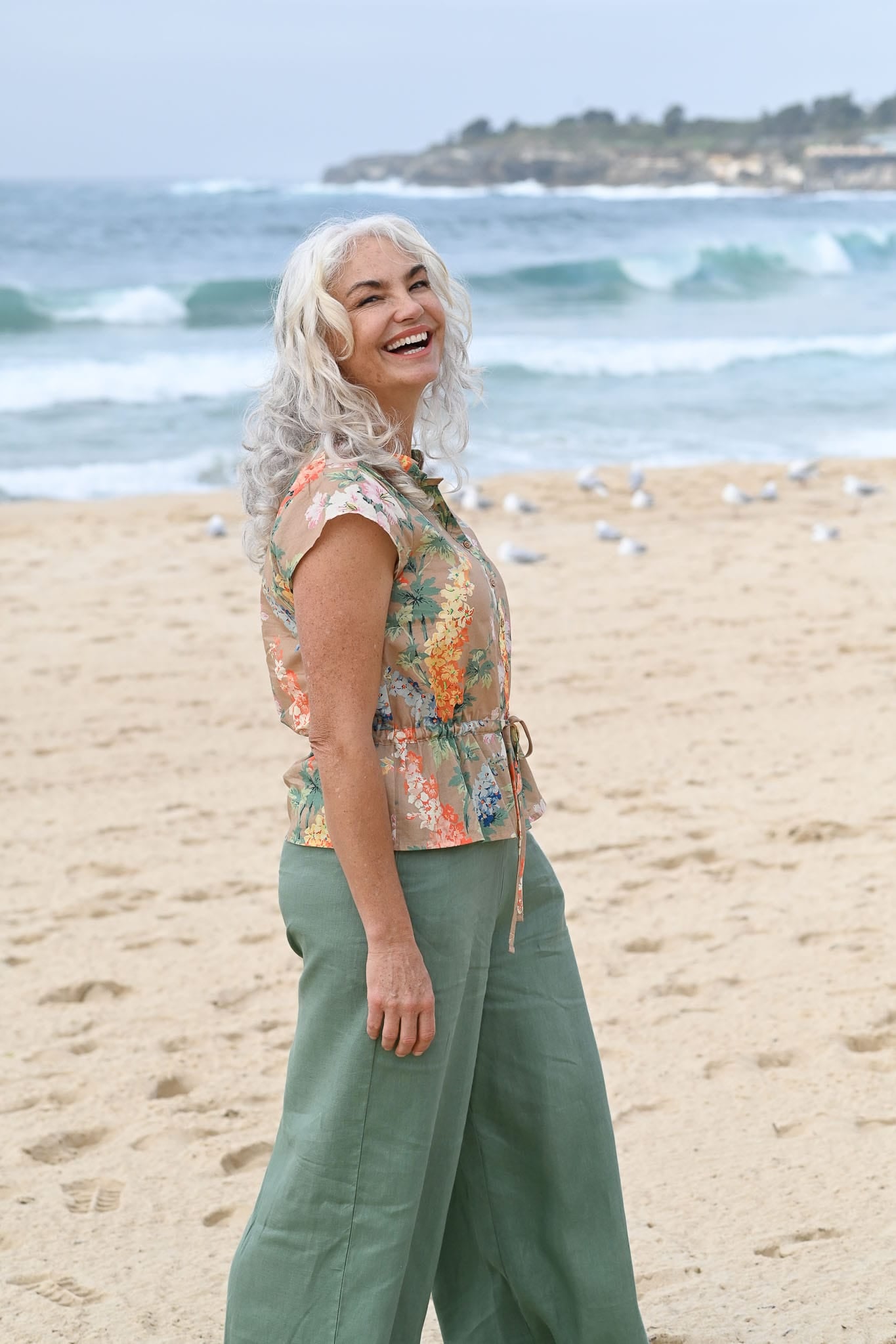 vida top flora and ollie linen pants on the beach