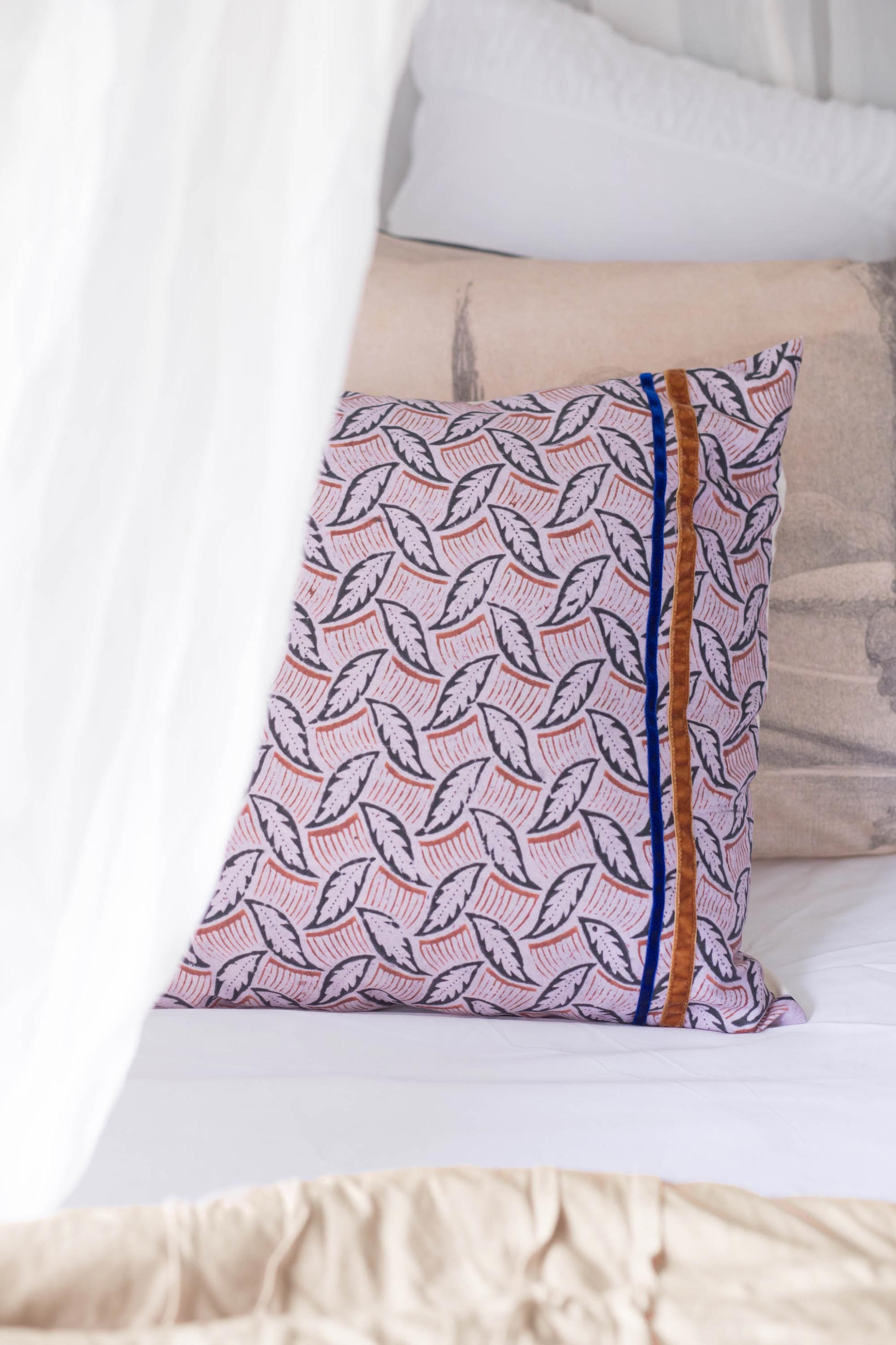 ernating leaf pillowcase set on bed, view of park, trellis quilt design.